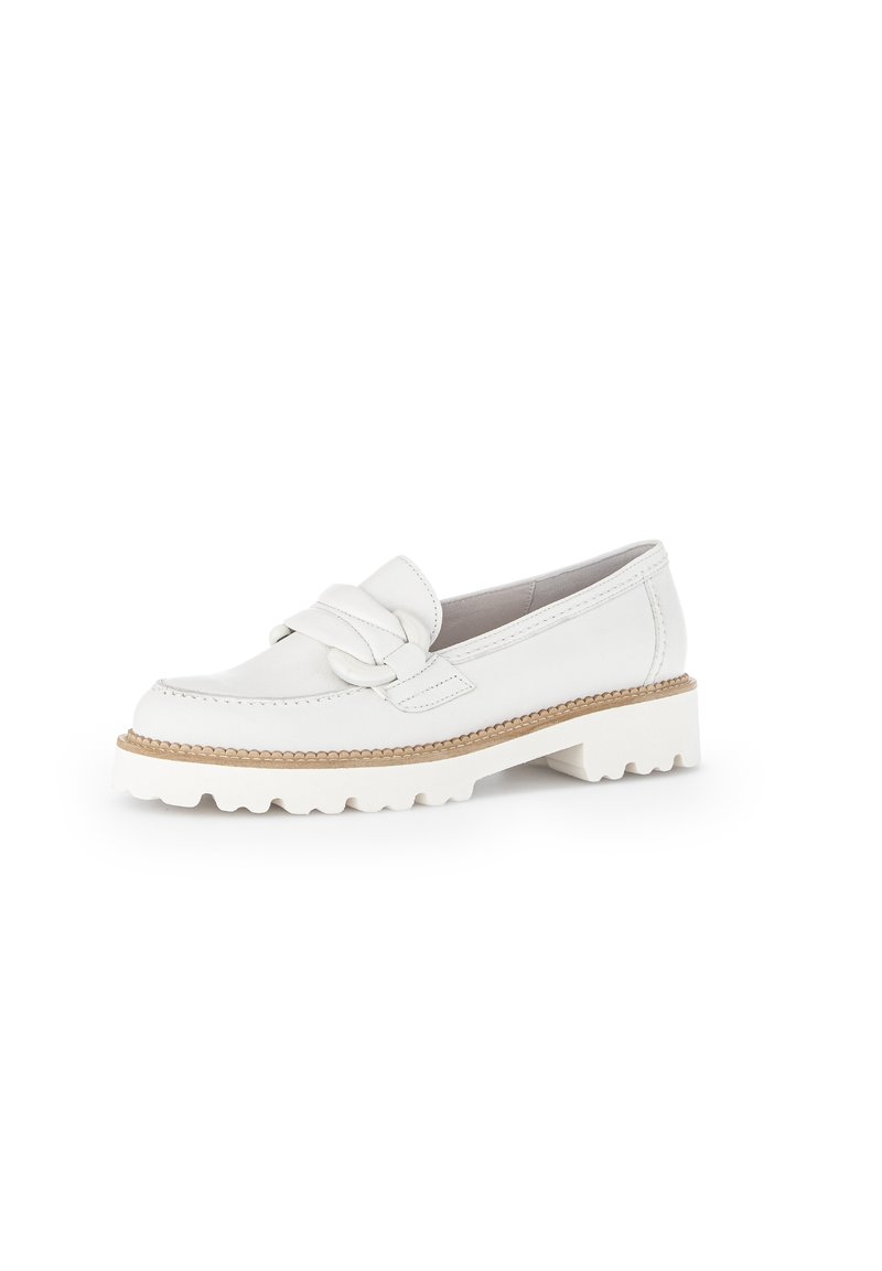 Mocasines de cuero blanco con un acento anudado, suela interior acolchada texturizada y una suela blanca resistente, que presenta un sutil borde marrón.