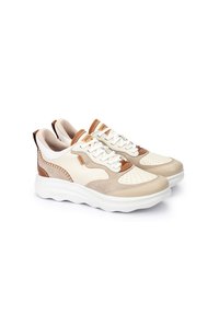 Une paire de baskets en cuir beige et marron avec des lacets blancs et de fortes semelles blanches, présentée sur un fond blanc.