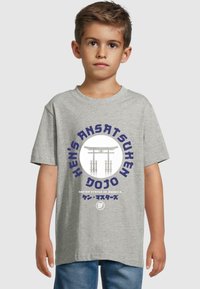 Grå bomulds t-shirt med korte ærmer, der har et rundt grafisk design med japansk tekst og en illustration af en torii-port i midten.