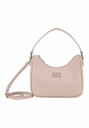 Rosa synthetische Handtasche mit runder Form, Reißverschluss, verstellbarem Tragegurt und einem metallischen Logo-Schild auf der Vorderseite. Glatte Textur.