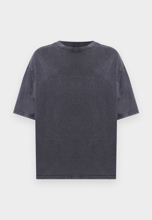 Ülerahvastatud tumehall T-särk, lühikesed varrukad, ümara kaelusega ning kulunud tekstuuriga, nähtavate õmblustega ja langetatud õmblusõlgadega.