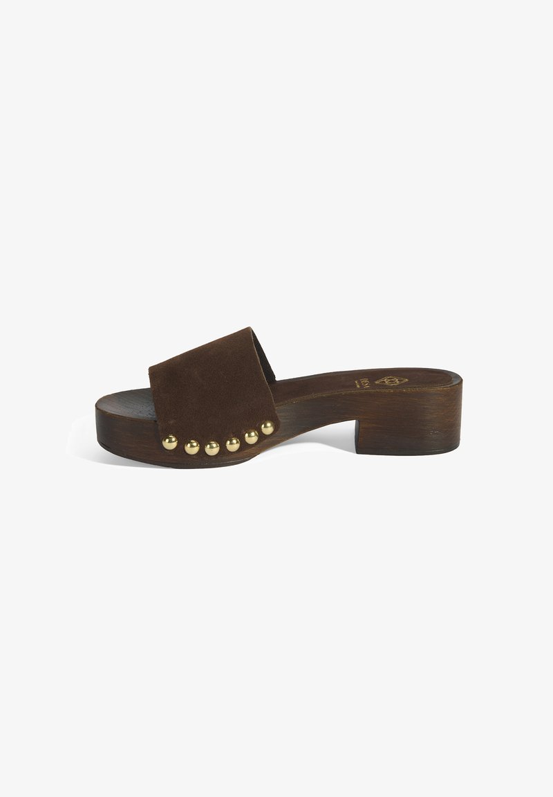 Braune Wildleder-Slide-Sandale mit einem breiten Riemen, verziert mit goldenen Nieten an der Seite und einem Holzblockabsatz.