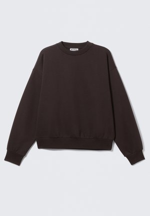 Dunkelbrauner Langarm-Crewneck-Pullover mit gerippten Bündchen und Saum, flach auf einem hellen Hintergrund ausgelegt.
