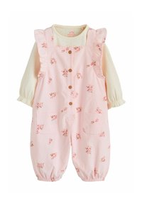 Romper de bebé floral rosa con tirantes con volantes, botones de madera y puños elásticos. Tiene dos bolsillos frontales y un tejido texturizado y ligero.