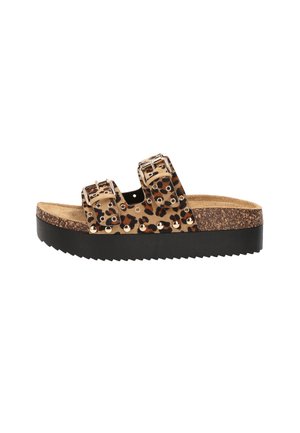 Sandalia de plataforma con tiras de estampado de leopardo, dos hebillas ajustables, detalles de tachuelas, plantilla de corcho y suela negra acanalada.