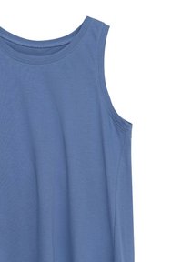 Niebieski bawełniany top bez rękawów z okrągłym dekoltem i widocznymi szwami wzdłuż krawędzi na białym tle.