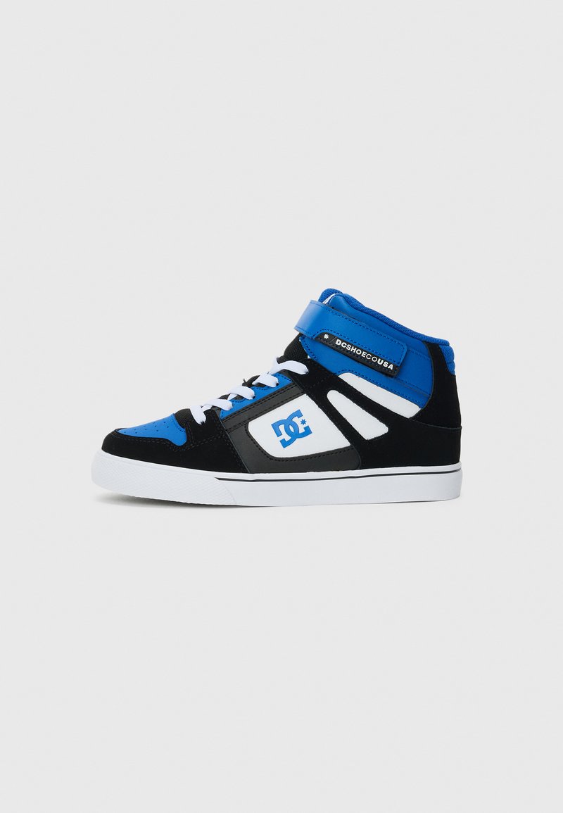 Zapatillas altas de deporte con un cuerpo de ante negro, acentos en azul y blanco, un cordón prominente y una correa de enganche para un ajuste seguro.