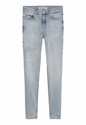 Vaqueros ajustados de color azul claro con lavado desgastado, cierre frontal con botones, cinco bolsillos y logo de Tommy Jeans en la cinturilla.