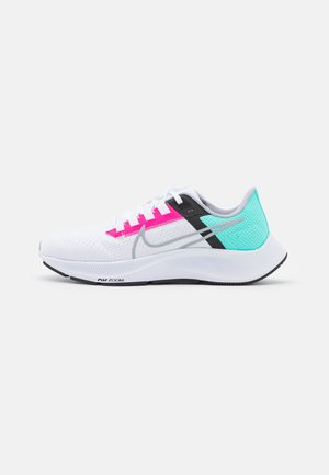 Chaussure de sport blanche avec accents roses et noirs, talon turquoise, logo swoosh gris et semelle épaisse et rembourrée portant l'inscription Air Zoom.