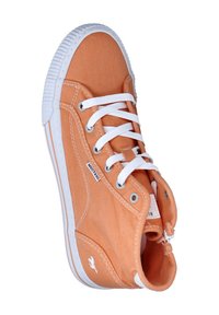 Orangene Leinensneaker mit weißen Schnürsenkeln, runder Zehenpartie, Gummisohle und Markentag. Verfügt über silberne Ösen und ein Logo an der Seite.