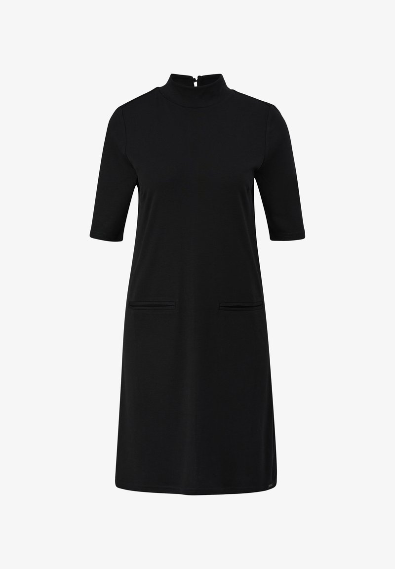 Robe noire longueur genou avec manches courtes, col montant, fermeture éclair au dos et deux poches fendues horizontales à l'avant.