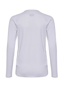 Weißes langärmliges Sportshirt mit strukturiertem Stoff, runder Halslinie und Raglanärmeln. Einfaches Design, keine Muster oder Akzente.