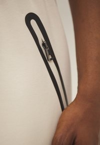 EA7 Emporio Armani BERMUDA - Pantaloni sportivi - grigio perla