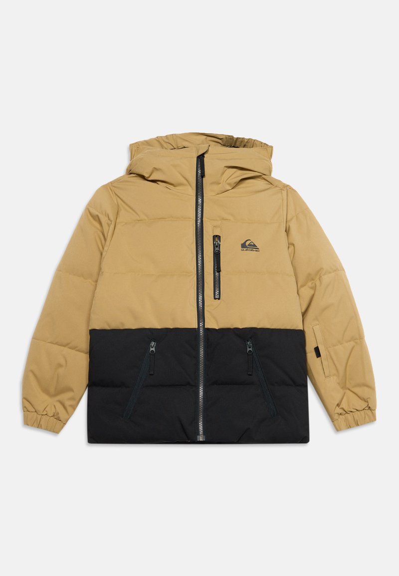Doudoune à capuche couleur fauve et noire avec fermeture éclair à l'avant, trois poches zippées, poignets élastiques et un petit logo sur la poitrine gauche.