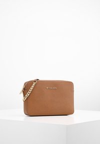 Borsa a tracolla in pelle marrone con finitura texture, tracolla in catena dorata e logo in rilievo sulla parte anteriore. Forma rettangolare, chiusura a zip.
