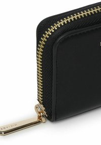 Portafoglio nero realizzato in pelle texturizzata con zip dorata, caratterizzato da un design rettangolare liscio e un tirante in metallo dorato.