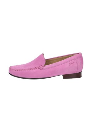 Roze suede loafers met een gestikte detail langs de teen, platte hak en een gladde binnenvoering. Voorzien van een klein decoratief logo aan de zijkant.