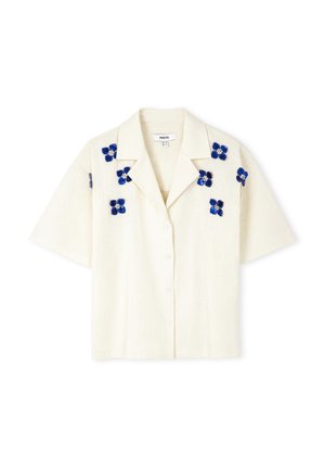 Korte mouwen, button-up overhemd van off-white linnen met blauwe bloemige borduursels op de schouders. Voorzien van een klassieke kraag en een relaxte pasvorm.