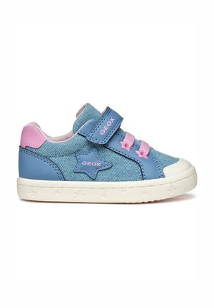 Blaue Denim-Sneaker mit pinken Akzenten, mit einem Sternmuster, Klettverschluss und einer weißen Gummisohle mit Sternenverzierung.
