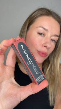 Rouge à lèvres mat MAC Primed dans un tube rectangulaire bordeaux avec une étiquette noire texturée affichant un texte blanc. Taille : 3,5 g.