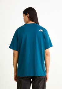 The North Face M VARSITY GRAPHIC RELAXED SS TEE - Triko s potiskem - midnight petrol