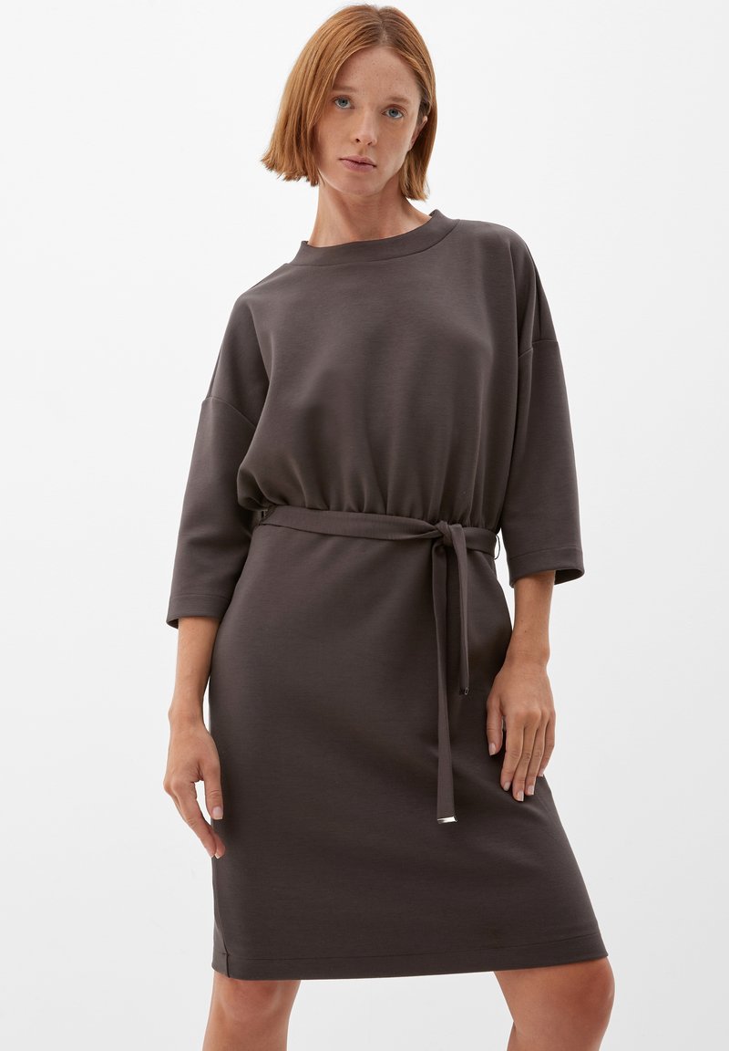 s.Oliver BLACK LABEL MIT TAILLENGÜRTEL - Jurk - mokka