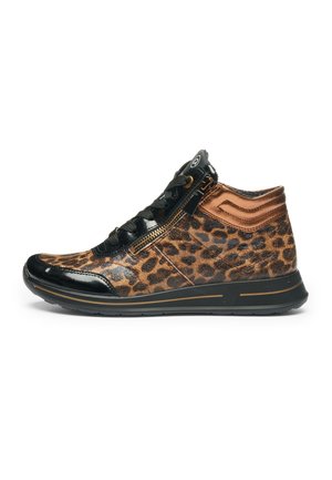 High-Top-Sneaker mit Leopardenmuster, schwarzer Lackspitze und Schnürsenkeln, seitlichem Reißverschluss und metallisch bronzener Knöchelverzierung auf schwarzer Sohle.