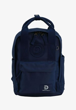 Dunkelblauer Rucksack aus strapazierfähigem Stoff, mit zwei Griffen, Reißverschlusstaschen, einem runden Logo und einer Vordertasche.