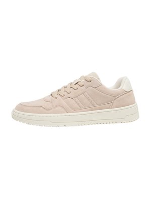 Beżowy zamszowy niski sneaker z przodu z sznurowaniem, przeszywanymi detalami na panelach, miękkim kołnierzem i grubą białą gumową podeszwą.
