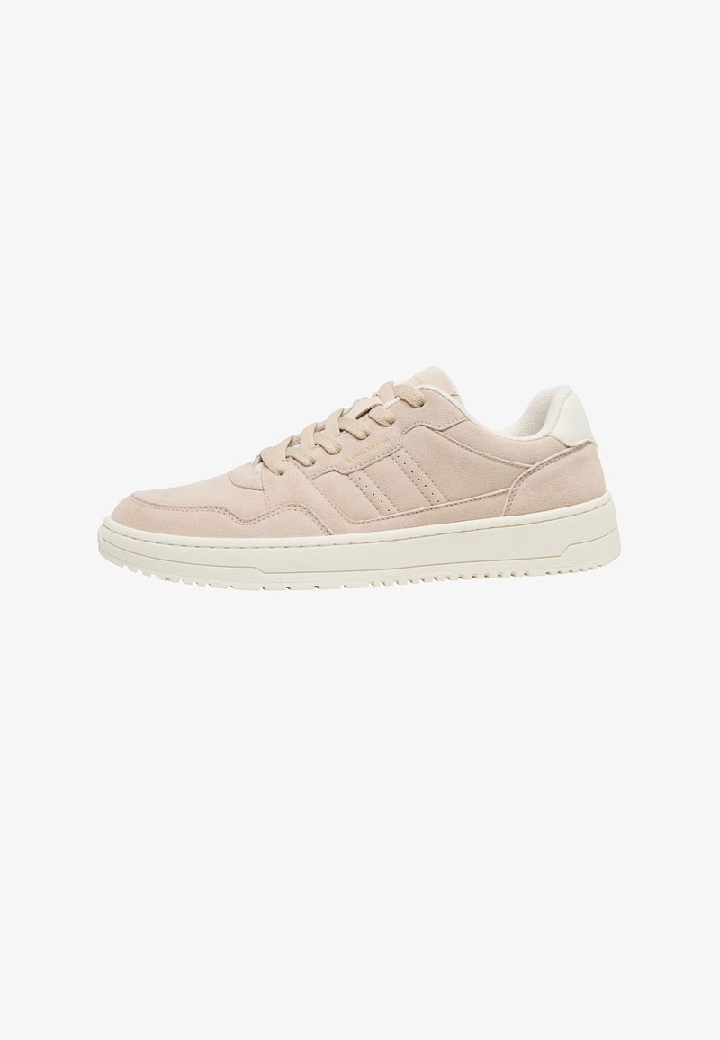 Baskets basses beige en daim avec lacets à l’avant, détails de panneaux cousus, col rembourré et semelle épaisse en caoutchouc blanc.
