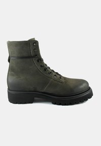 Stivale alla caviglia verde in suede con suola in gomma, chiusura con lacci e occhielli in metallo. Presenta un finish opaco con punta arrotondata e pannello posteriore testurizzato.