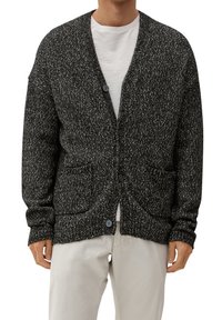 Cardigan a maglia melangiata nera e grigia con maniche lunghe, due tasche frontali e chiusura a bottoni. Tessuto testurizzato con una vestibilità comoda.