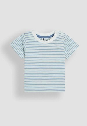 Heled sinekõrvariga sinise ja valge triibulise t-särgi lühikesed varrukad on valmistatud puuvillast, omades ümmargust kaelust ja vasakul õlal nuppe, et riietumine oleks lihtsam.