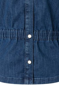 Dunkelblaue Jeansjacke mit weißen Druckknöpfen und elastischen Einsätzen an der Taille, mit glattem Stoff und subtilen Nähten.