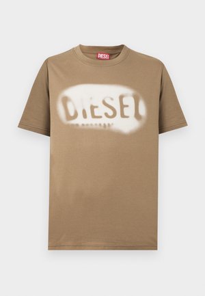 Hnědé bavlněné tričko s nápisem "DIESEL" nastříkaným bílou barvou. Klasický kulatý výstřih a krátké rukávy s hladkou texturou.