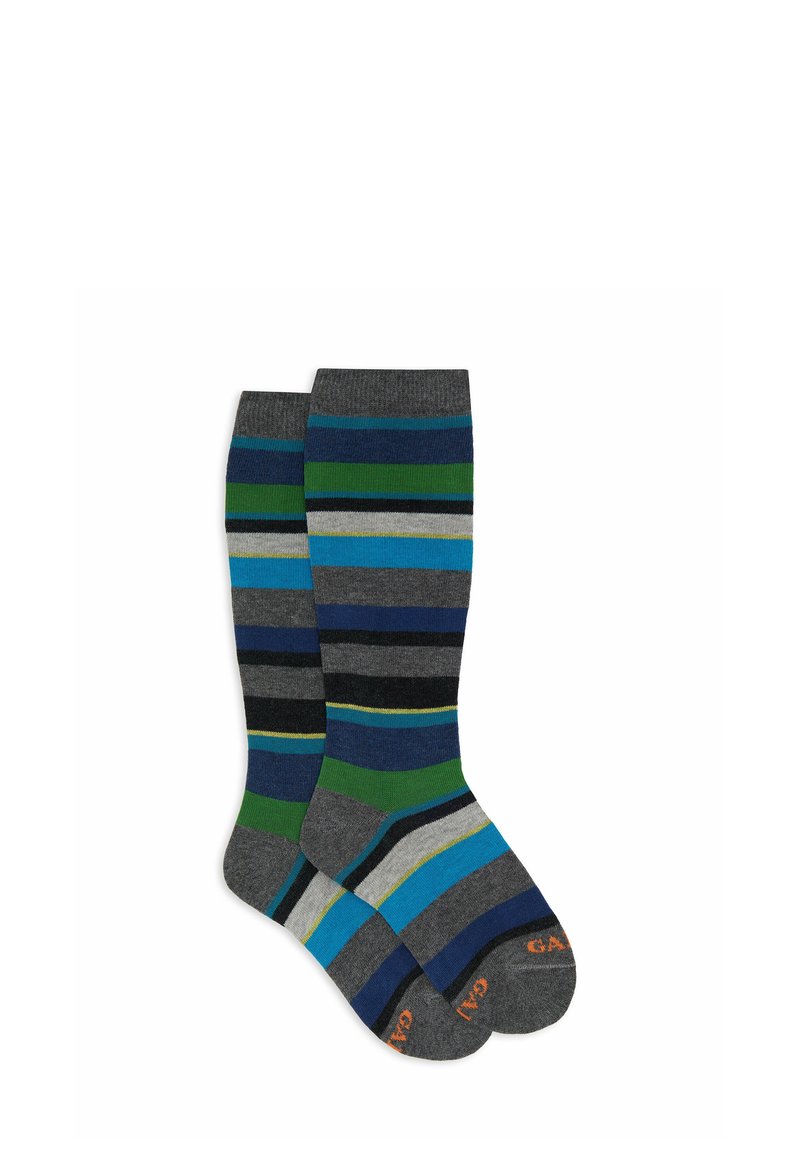 Calze a righe alte fino al ginocchio in tonalità blu, verde, grigio e nero; misto cotone; presentano una texture a coste e un logo arancione a contrasto.