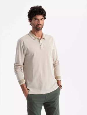 Polo shirt beige a maniche lunghe con colletto, strisce a contrasto sul colletto e sui polsini, tessuto texture e un logo sottile. Abbinato a pantaloni verde oliva.