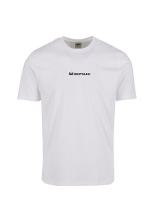 Camiseta blanca de manga corta hecha de algodón con un escote redondo. Presenta la inscripción oscura "88POLICE" centrada en el pecho.