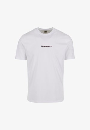 Valge lühikeste varrukatega T-särk, mis on valmistatud puuvillast ja millel on ümmargune kaelus. Rinnal on tumesinised tähestikud "88POLICE", mis on keskelt välja toodud.