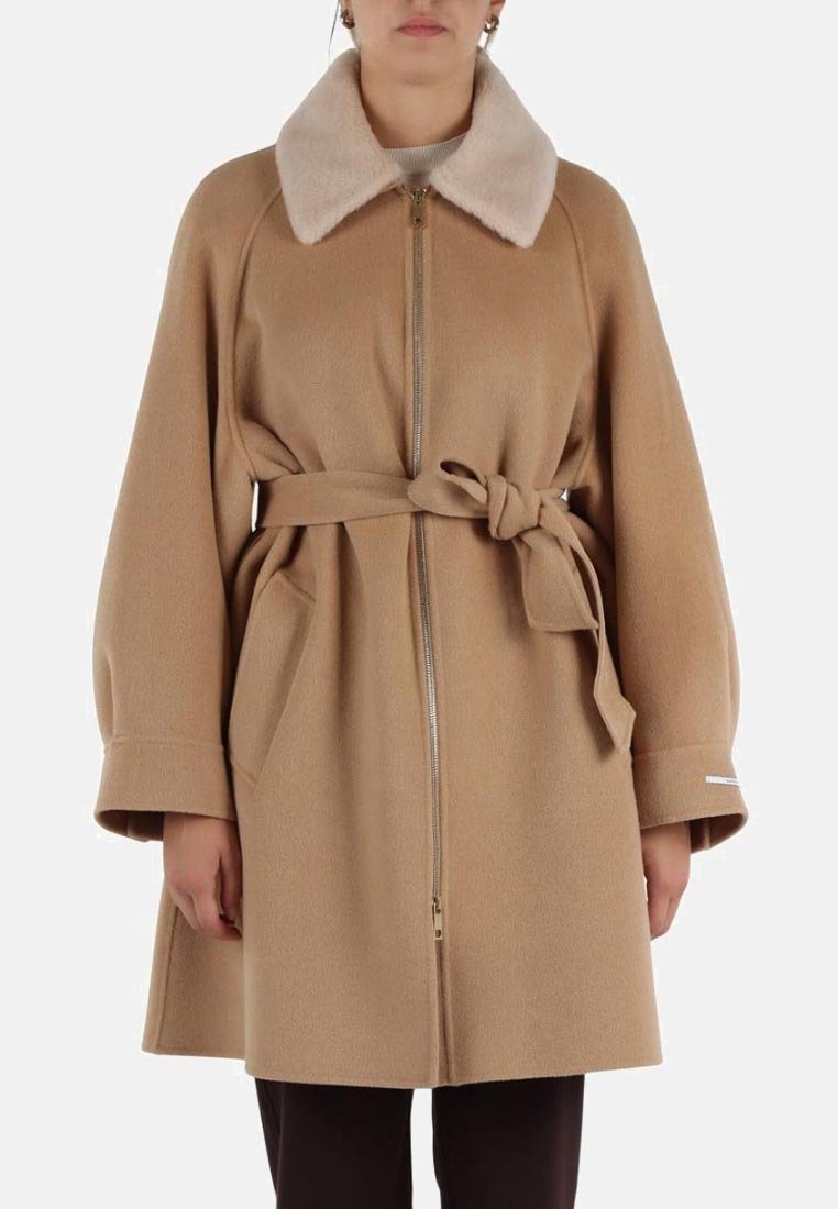 Cappotto in lana color sabbia con zip frontale, colletto in pelliccia, cintura in vita e tasche laterali. Presenta maniche larghe e una silhouette dritta.