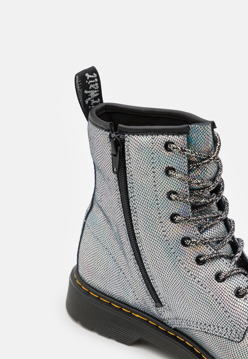 Kinder Booties | Dr. Martens 1460 Y Schnürstiefelette silver iridescent/silberfarben - SA61376 Kinder Booties | Dr. Martens 1460 Y Schnürstiefelette silver iridescent/silberfarben - SA61376