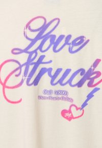 Biała koszulka z napisem "Love Struck" w gradientowym fioletowo-różowym kolorze, z gwiazdkami, sercem i wzorem błyskawicy.