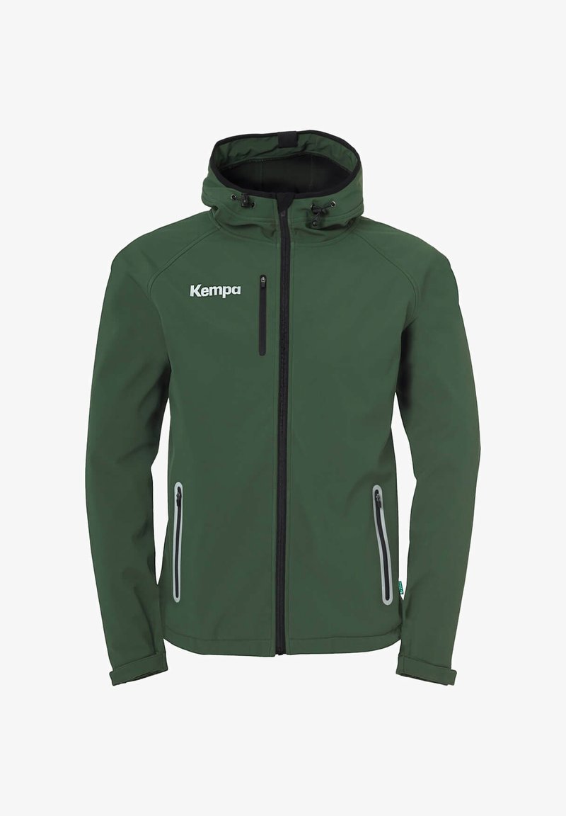 Chaqueta softshell verde con cierre en la parte delantera, dos bolsillos laterales con cierres de cremallera y el logo "Kempa" en el lado izquierdo del pecho.