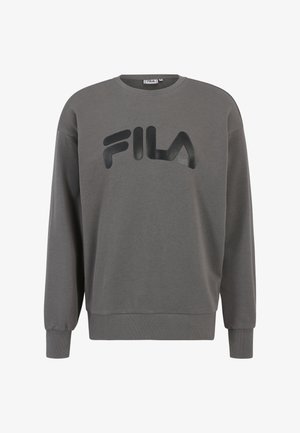 Sudadera gris hecha de una tela suave con cuello redondo, mangas largas y un logo negro brillante de FILA en el frente.