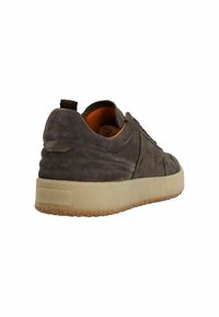 Bruine leren sneaker van suède met een gestructureerd oppervlak, rubberen zool en oranje voering. Voorzien van een trekhaak op de hiel en minimalistische ontwerpaccenten.