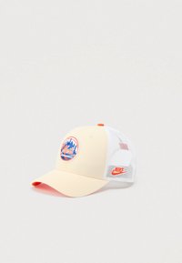 Béžová a bílá síťovaná baseballová čepice s oranžovým logem Nike na boku a nášivkou Mets na přední straně.