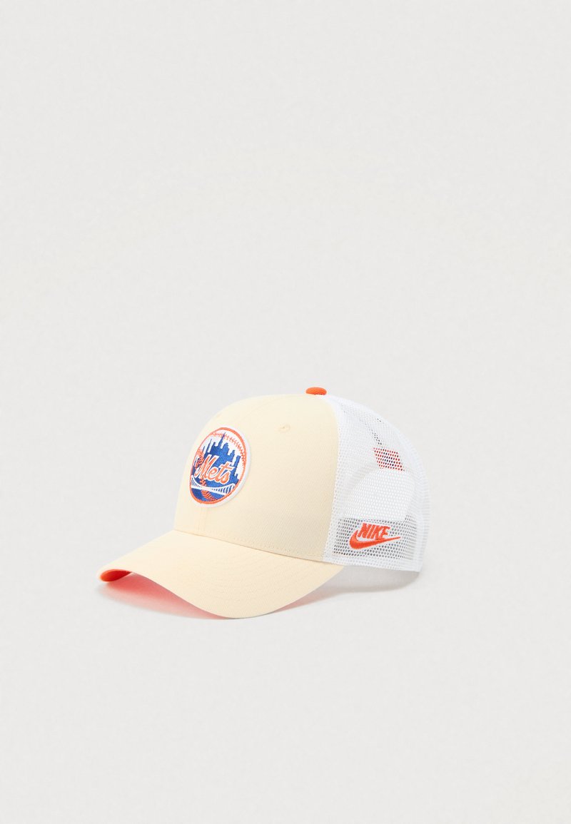 Béžová a bílá síťovaná baseballová čepice s oranžovým logem Nike na boku a nášivkou Mets na přední straně.