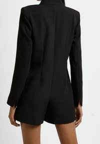 Černý elegantní blazer se strukturovanými rameny, dlouhými rukávy a mírně zúženým pasem. Hladká tkanina a minimalistický design bez dalších ozdob.