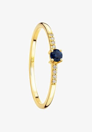 Goldring mit einem runden blauen Saphir in der Mitte, akzentuiert von fünf kleinen klaren Steinen auf einer Seite des Rings.