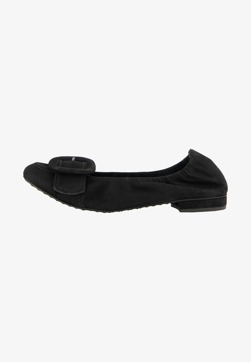 Chaussure plate en daim noir avec bout carré arrondi, grande boucle sur le devant et petit talon.